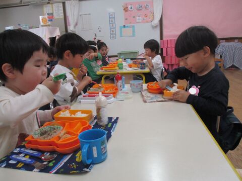 給食食べている様子