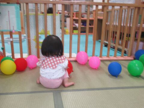 風船を触っているところ