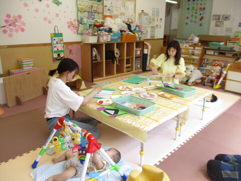 こいのぼりを作っているところです。