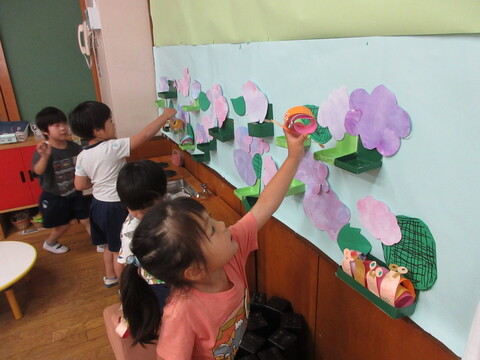 カタツムリで遊ぶ姿(室内)
