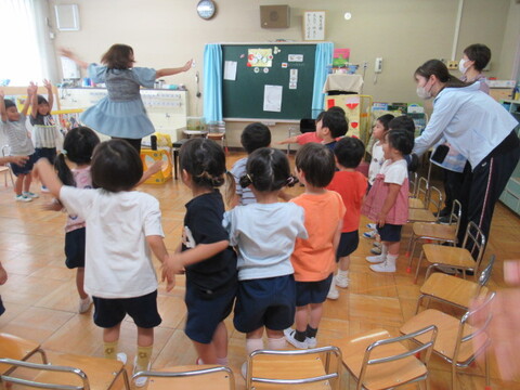 動く