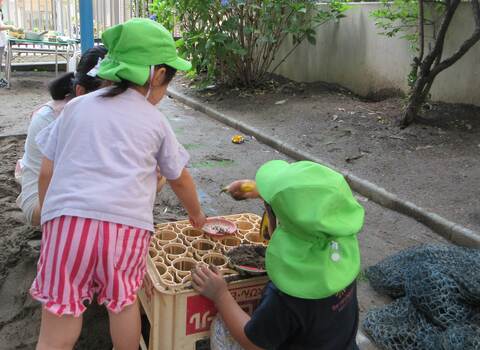 子どもが砂場で遊んでいるところ