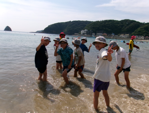 2日目は、波打ち際で波を楽しんだり、砂遊びをしたり、岩場で生き物を探したり思い思いに下田の海を楽しみました。