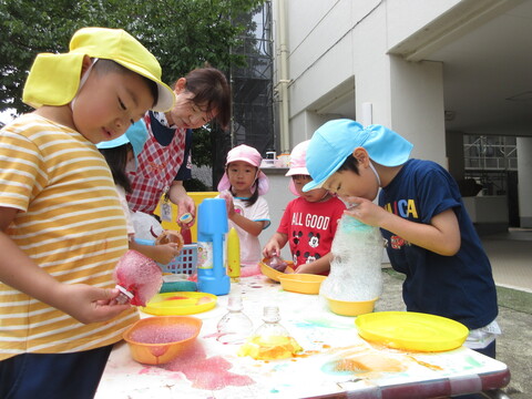 絵の具で色のついたシャボン玉で遊んでいる様子
