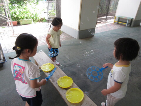 シャボン玉で遊んでいる様子