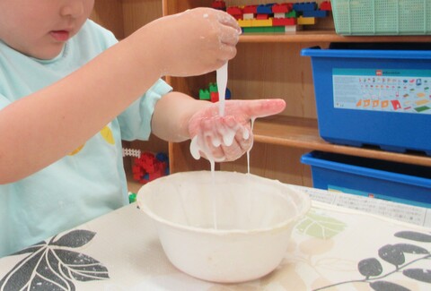 片栗粉粘土をさわる子ども