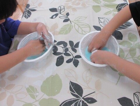 色付き片栗粉粘土をさわる子どもたち
