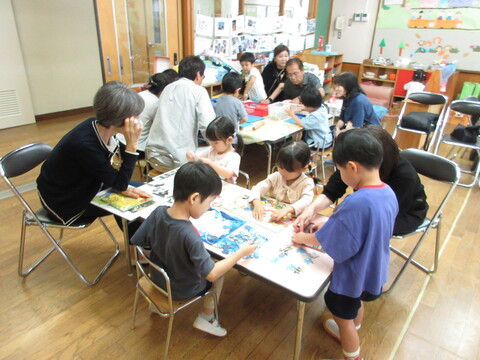 祖父母の方と園児でパズルで遊んでいる様子