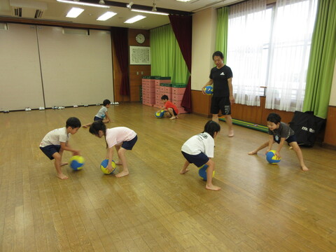 2人組でボールを転がしている様子